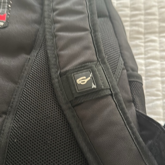 Swiss Gear Laptop backpack in black/ grey with laptop sleeve & tablet sleeve - Picture 13 of 16